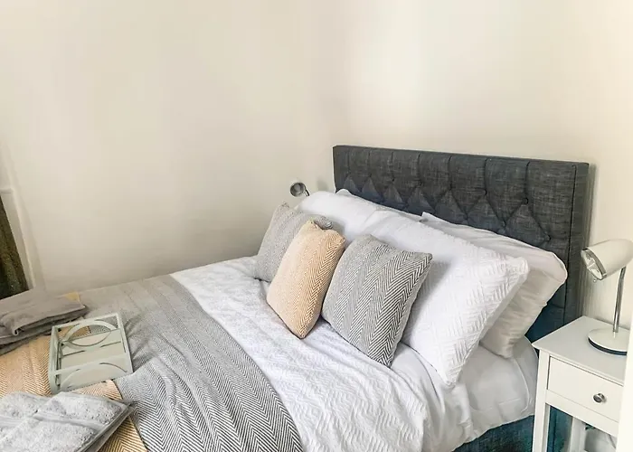The Rosebery Retreat By The Castle 1-Bed Apartment